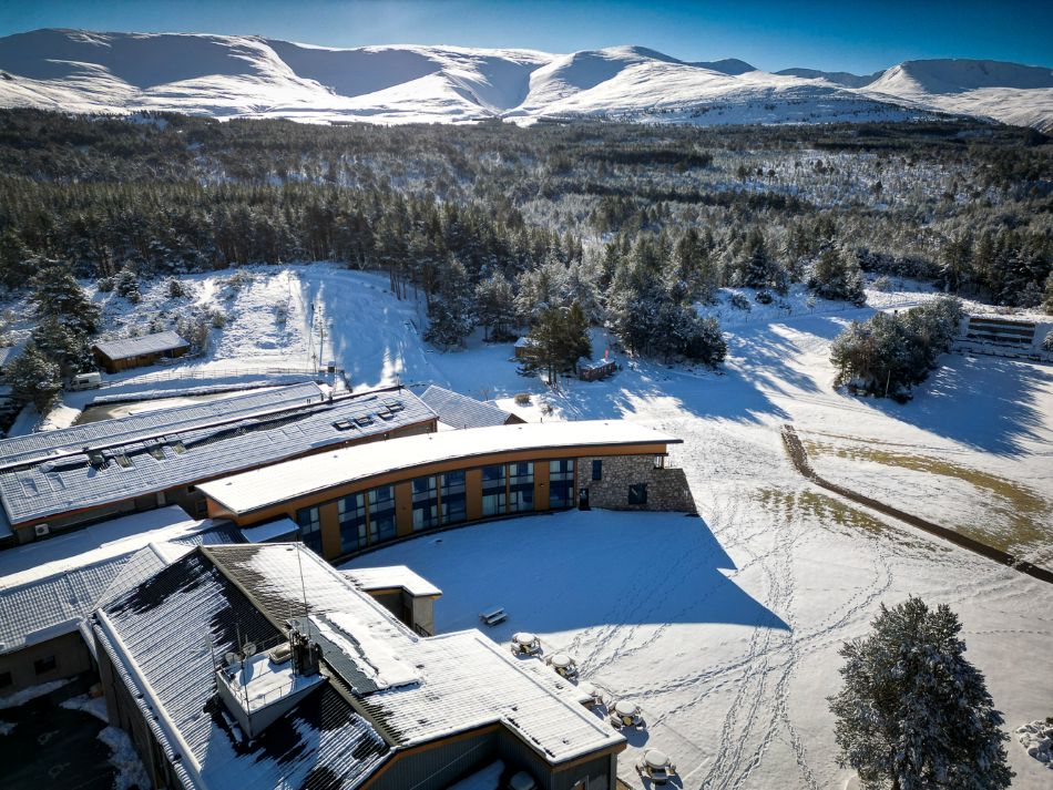 Glenmore Lodge In Snow 2025 SML